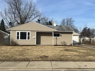 16 Thrush Rd, Carpentersville, IL 60110