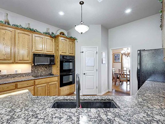4th image of 107 Redbird St