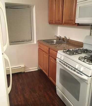 3rd image of 1110 Forest Ave