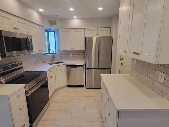5th image of 3102 Revere Ct