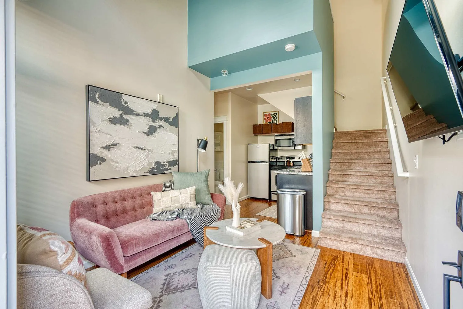 2 bed, 1.0 bath, 742 sqft, $4,117 — Photo 3