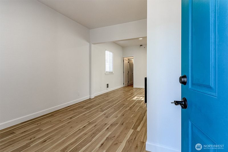 5th image of 320 Williams Avenue N
