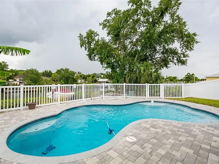 425 Bahama Grande Blvd — Photo 31