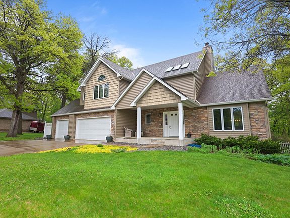 3rd image of 850 Meadowlawn Ct