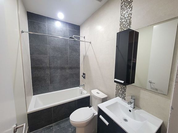 5th image of 410 Gates Ave APT 1B