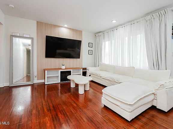 5th image of 228 Edinborough Dr