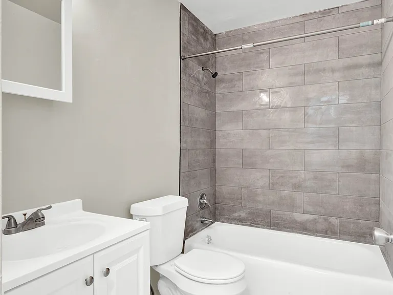 Pierre Manor Apartments — Photo 15