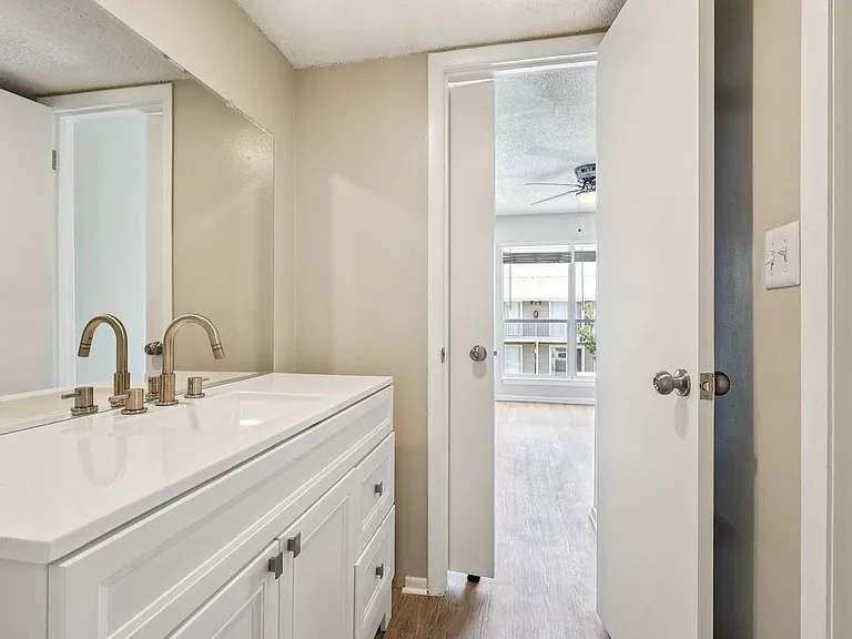 12th & Beach Apartments — Photo 42