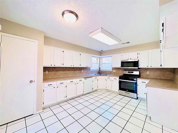 3rd image of 18418 Arbormont Dr