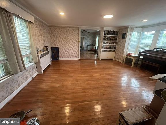 5th image of 113 Broad St