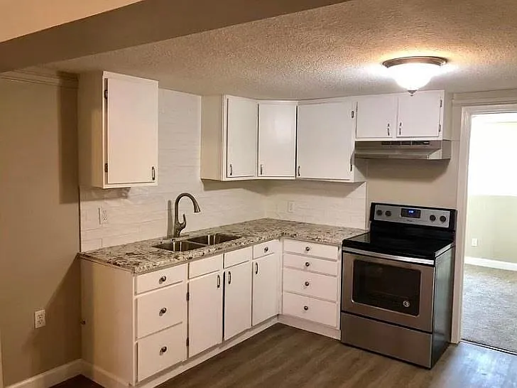 704 N Garden St — Photo 3