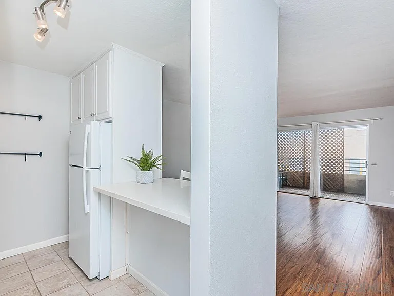 1645 Emerald St #1L — Photo 38