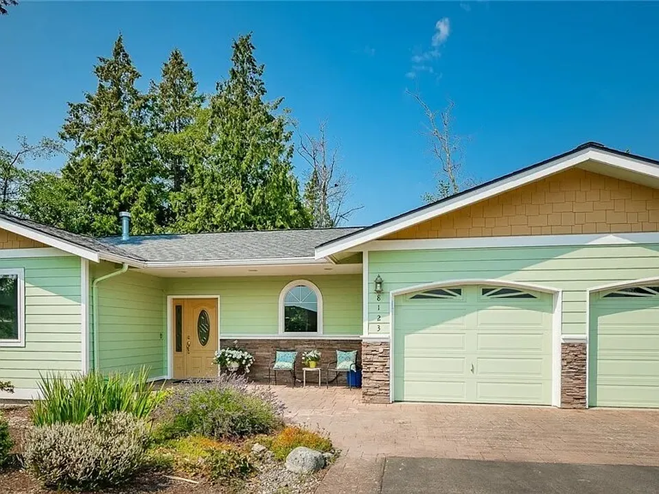 8123 Comox Loop