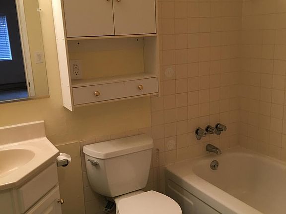 4th image of 924 Shorewood Dr APT 7