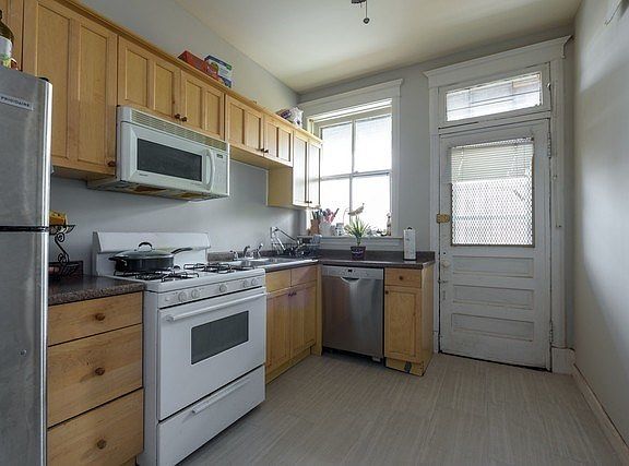 4th image of 833 W Wellington Ave #3E