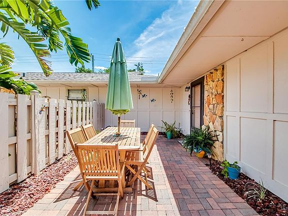4th image of 4262 Island Cir #2