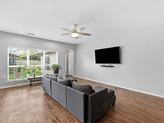 4th image of 3140 Evangeline Rd