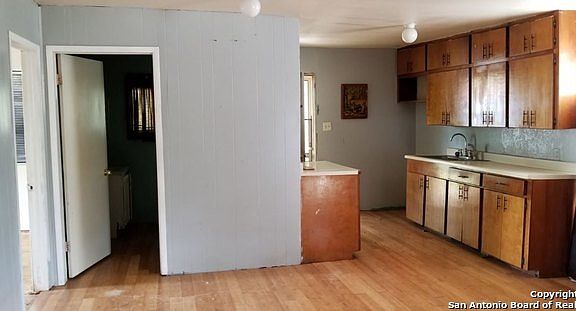 2nd image of 908 Plum St