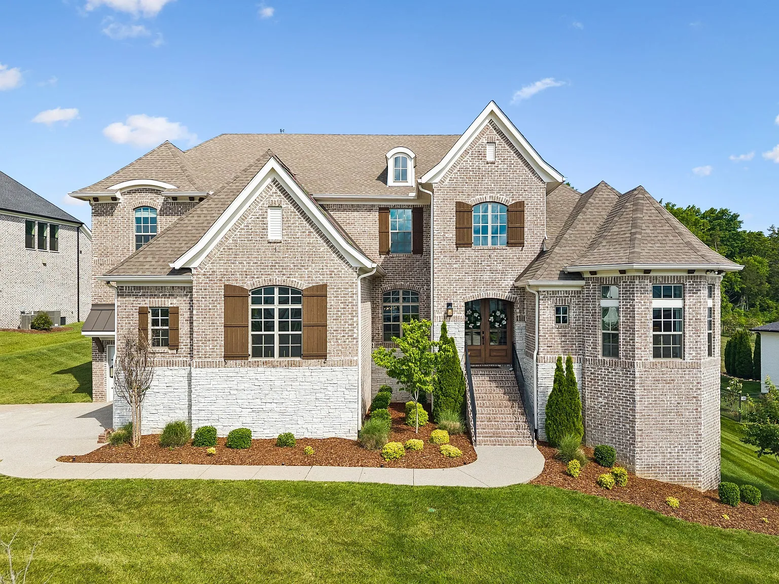 5 bed, 7.0 bath, 5575 sqft, $12,500 — Photo 2