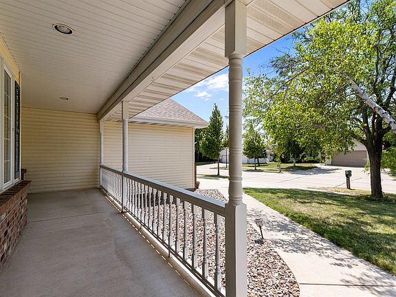 3rd image of 208 W Wayfarer Ln