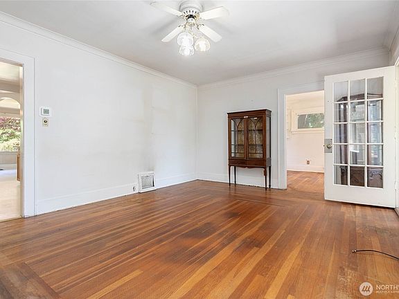 4th image of 1610 E Maplewood Avenue