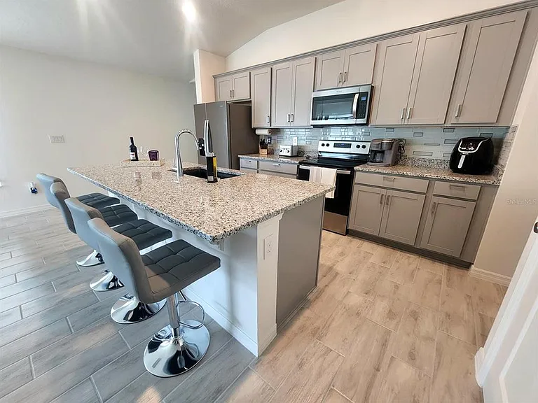 1055 Papaya Cir — Photo 3