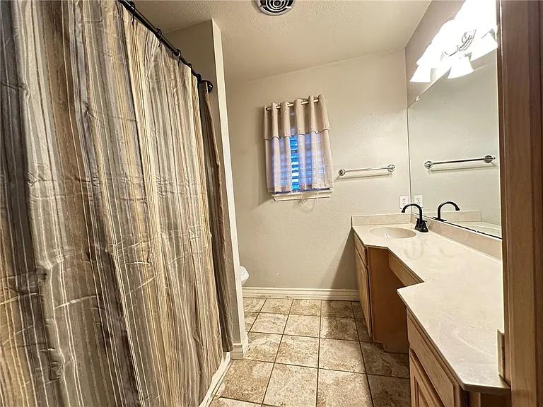 2114 Saint Charles Dr — Photo 12