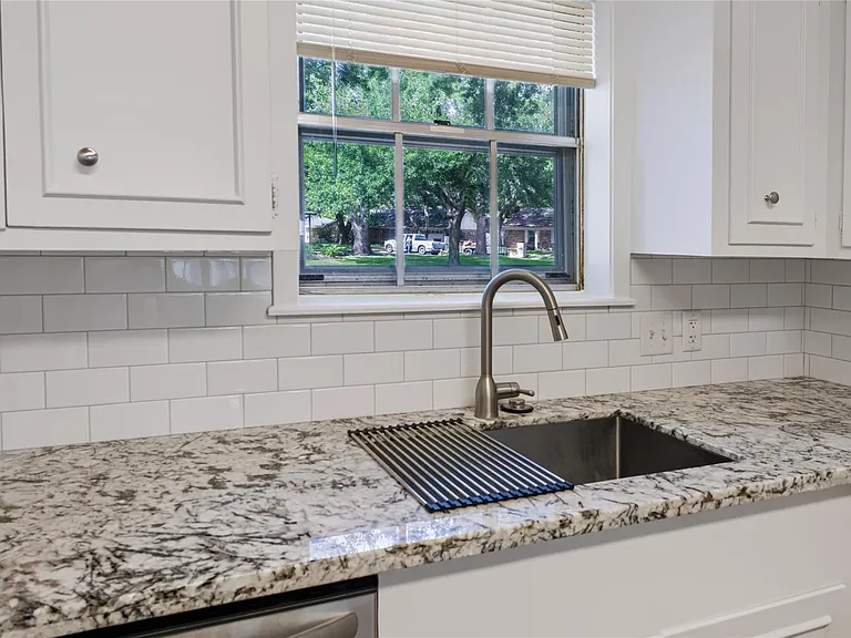 2405 Powell St — Photo 18