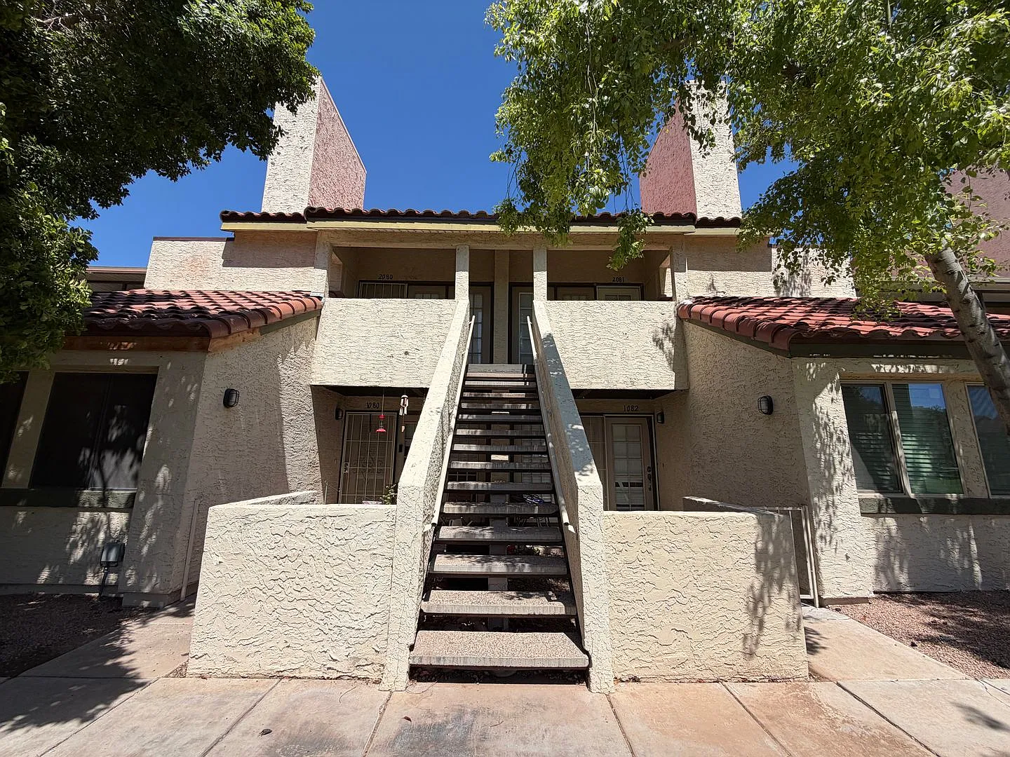 $0 First Month! Remodeled 2BR/2BA Condo in Central Mesa | Garage, Pool & Vaulted Ceilings — Photo 3