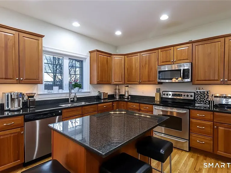 405 Washington Dr — Photo 2
