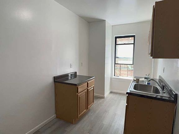 4th image of 1520 Sheridan Ave APT 2F