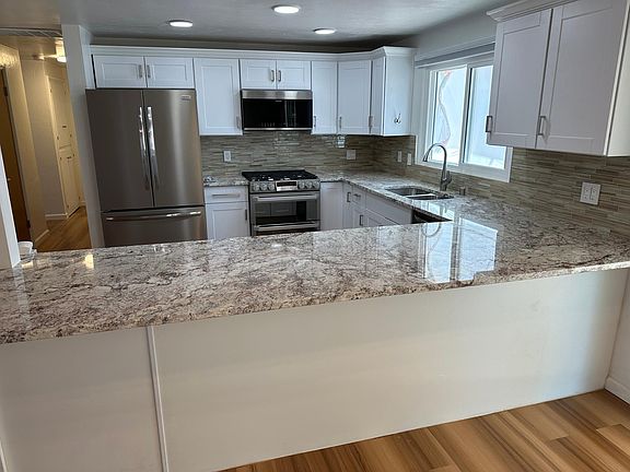 4th image of 2920 Valencia Dr NE