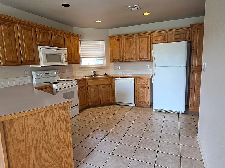 5808 N Bryan Ave — Photo 2
