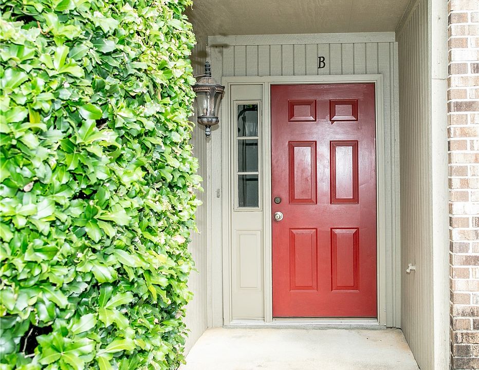 1st image of 1029 Stonegate Dr APT B