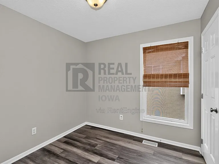 1229 E 18th St — Photo 16