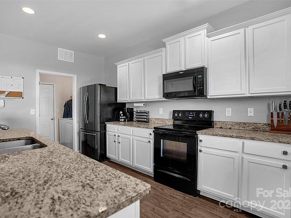 3rd image of 1561 Waylon Ave