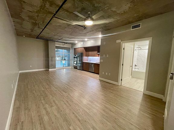 4th image of 605 W Date St #213
