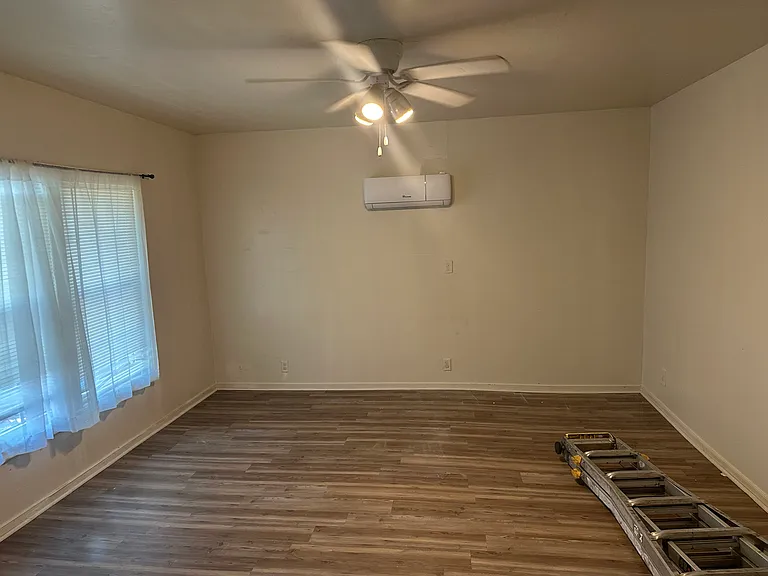 404 E Oak St — Photo 15