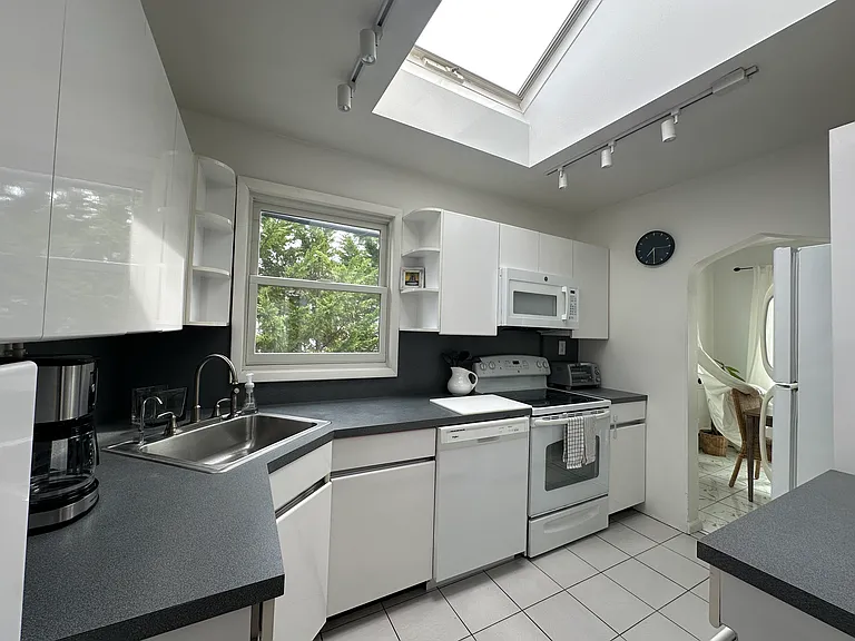 87 Cayuga Ave — Photo 8