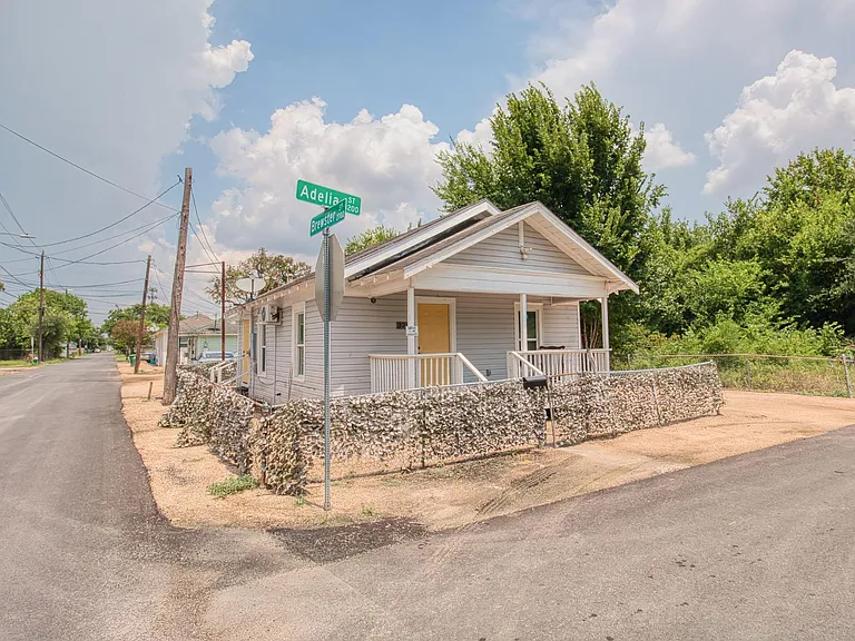 3201 Adelia St — Photo 17