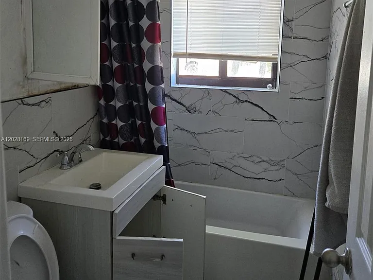 7035 Rue Granville #2 — Photo 2