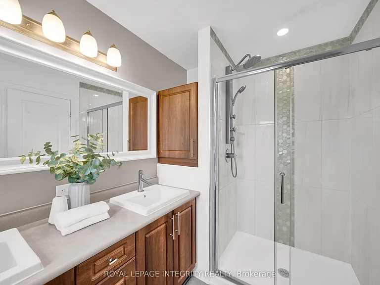 114 Hawkeswood Dr — Photo 31