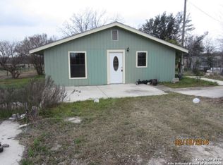 1871 Highway 173 W, Devine, TX 78016