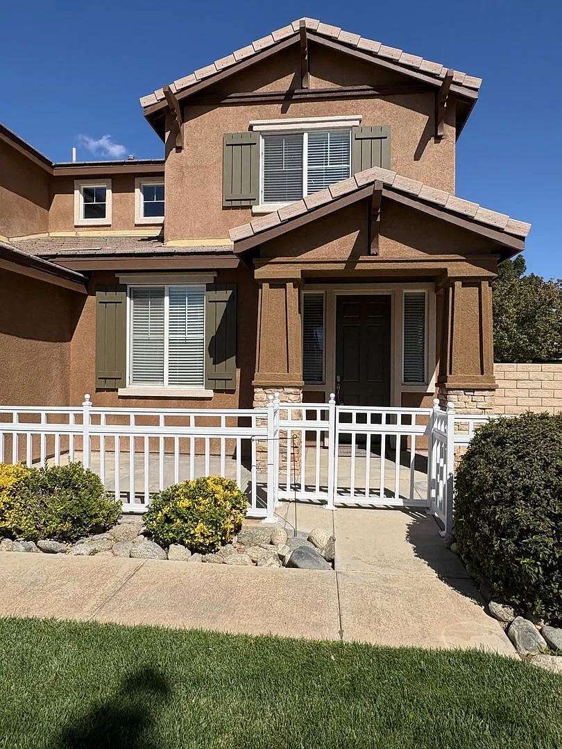Beautiful Quartz Hill Home Offering 3662 sq. ft. RV Access on a Cul-de-Sac — Photo 2