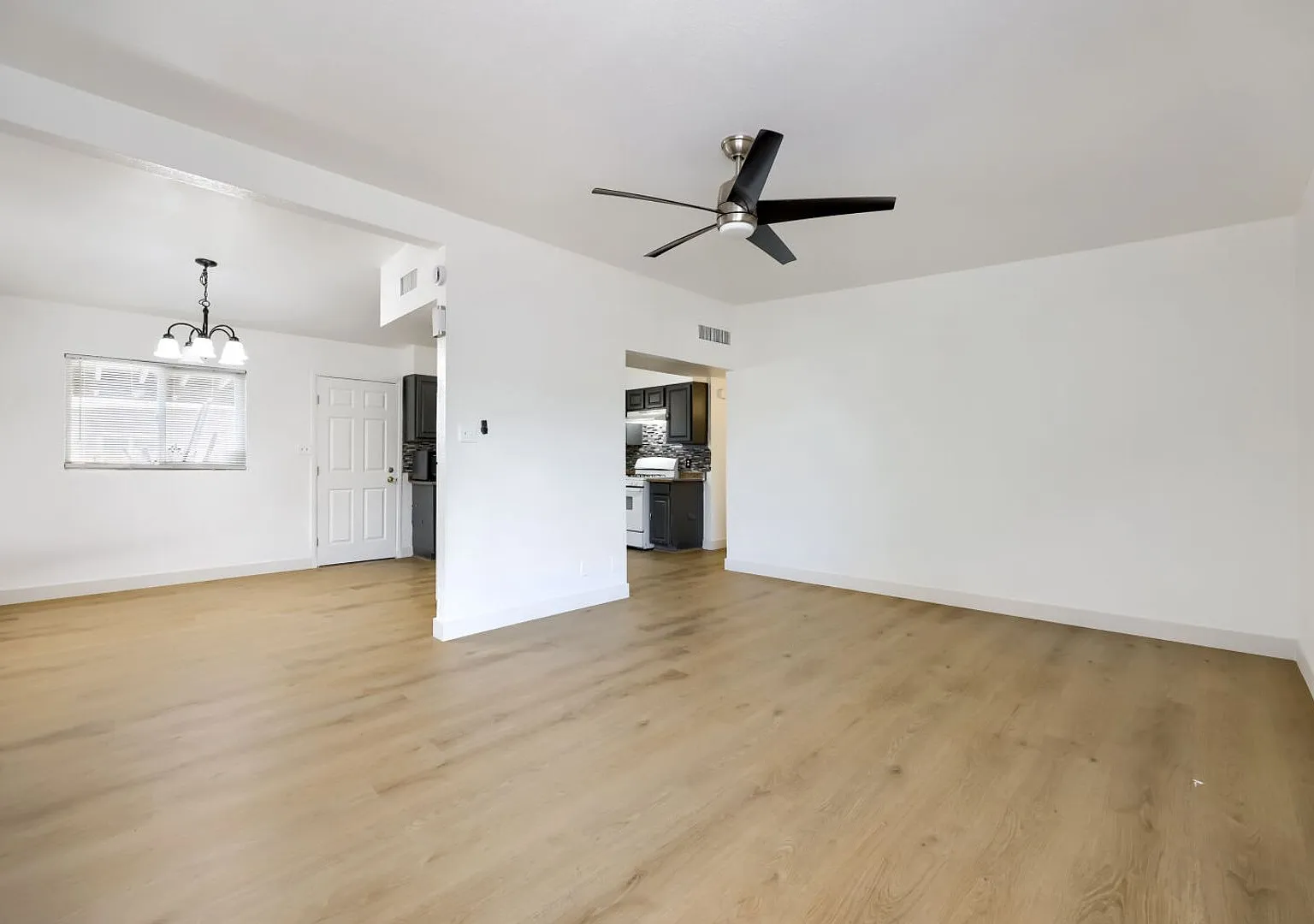 Charming 3 Bedroom Las Vegas Home with RV Parking & Huge Fenced Yard — Photo 4