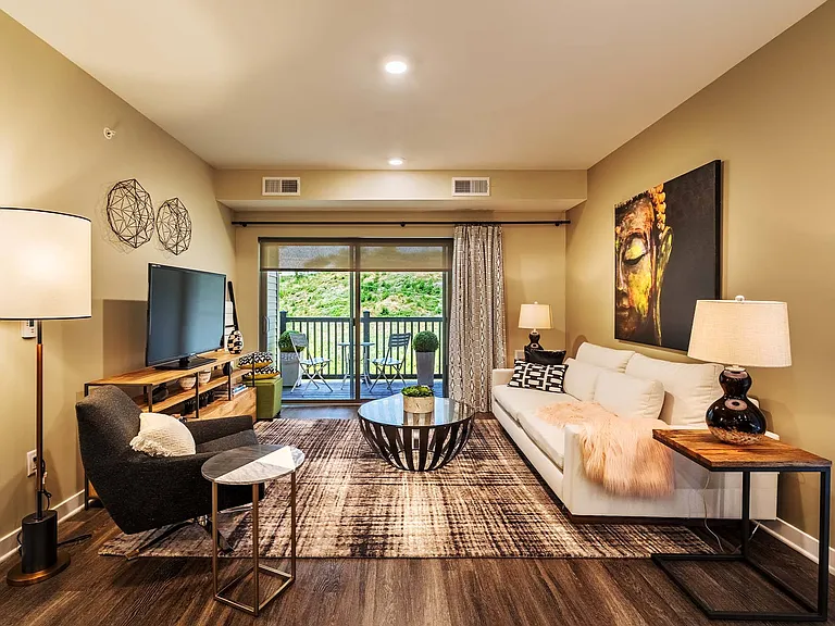 Cosmopolitan Apartments — Photo 8
