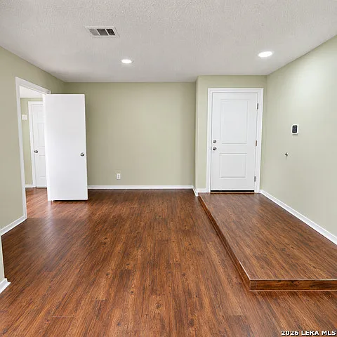 3 bed, 2.0 bath, 1471 sqft, $1,700 — Photo 2