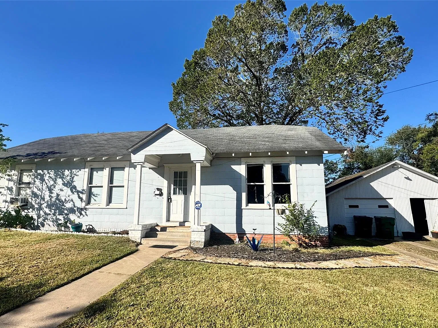 3 bed, 1.0 bath, 1384 sqft, $1,300 — Photo 2