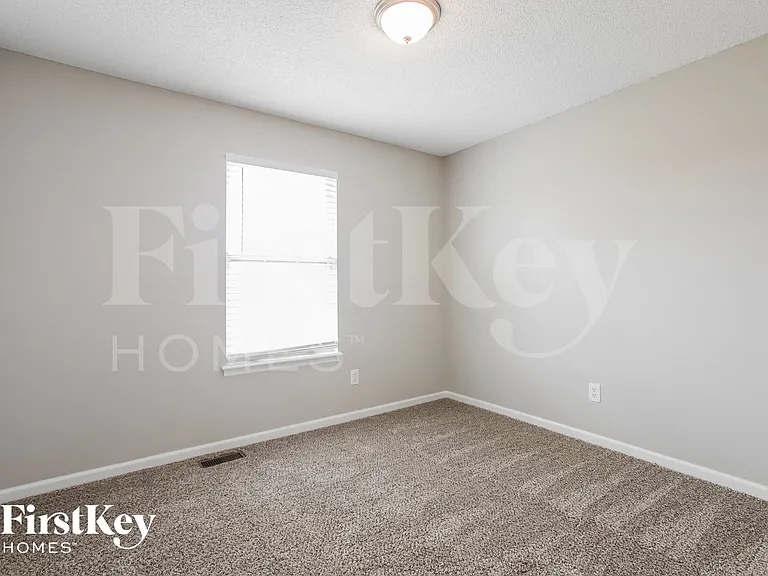 1049 NE Queens Cir — Photo 11