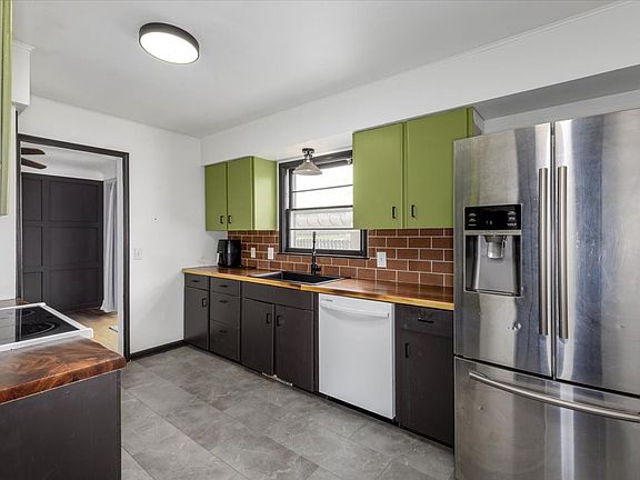 4th image of 100 NE Circle Dr